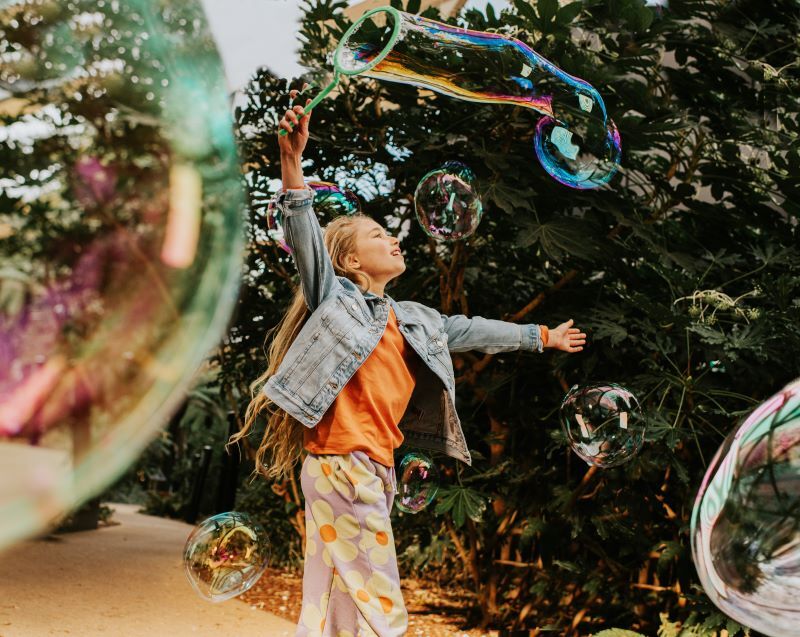 PR-007118-2137_MENICON_BloomOutside_JESSE_674_RGB 2